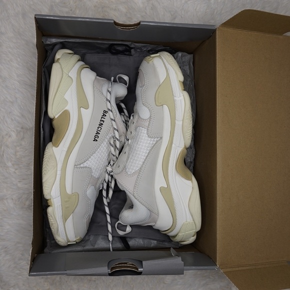 Balenciaga | Triple S Sneaker in White - Size 40 - Picture 3 of 13